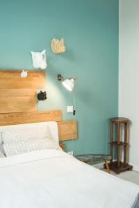 ワルシャワにあるZoli Apartmentの青い壁のベッドルーム1室(ベッド1台付)
