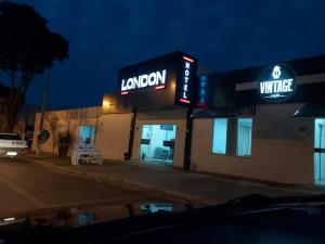 a building with a sign that reads london and white at London Executive Hotel in Cafelândia
