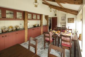 een keuken en eetkamer met een tafel en stoelen bij Saenliefde in Wormer