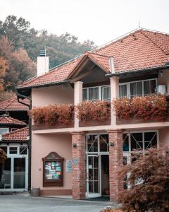 una casa con flores a un lado. en Hotel & Restaurant Se-Mi en Veliko Trgovišće