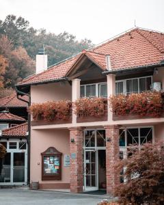 una casa con flores a un lado. en Hotel & Restaurant Se-Mi, en Veliko Trgovišće