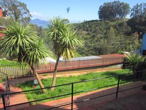 vistas a una estación de tren con palmeras en La Casa del Viento en Talcahuano