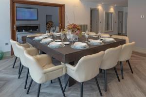 a dining room with a table and chairs at Casa Abego in Cangas de Onís