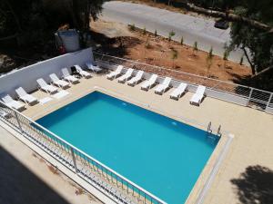 an overhead view of a swimming pool with lounge chairs at ÇİÇEK APART OTEL in Didim