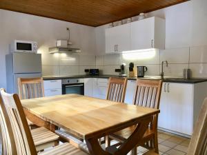 kuchnia z drewnianym stołem i krzesłami w obiekcie Townus Apartments Heidenrod w mieście Zorn