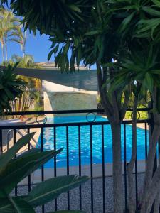Vom Balkon eines Resorts genießen Sie Poolblick. in der Unterkunft Country Plaza Motor Inn in Mackay