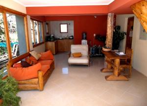 a living room with a couch and a table at La Cabaña de Juan in Villa Traful
