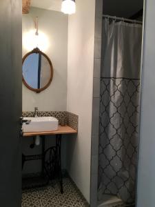 y baño con lavabo y ducha. en LOFT COCON EN PLEIN CENTRE DE SETE en Sète