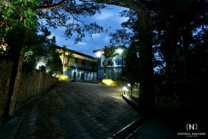 una casa iluminada por la noche con una entrada en Home Boutique Natural Paradise, en La Vega