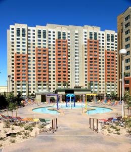 ein großes Gebäude mit einem Pool vor einem Resort in der Unterkunft The Grandview at Las Vegas in Las Vegas