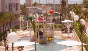 einen Pool mit einem Wasserpark mit Achterbahn in der Unterkunft Salinas Park Resort in Salinópolis