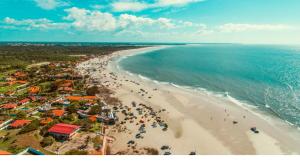 eine Luftansicht eines Strandes mit Menschen darauf in der Unterkunft Salinas Park Resort in Salinópolis