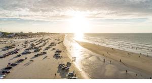 eine Gruppe von Autos, die am Strand geparkt sind in der Unterkunft Salinas Park Resort in Salinópolis + 1 Foto
