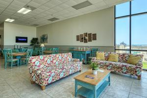 ein Wohnzimmer mit 2 Sofas und einem Tisch in der Unterkunft Phoenix I #1046 in Orange Beach
