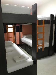 een kamer met 3 stapelbedden en een ladder bij La Quinta Bacana in Barranquilla