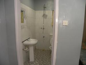 un baño con inodoro y lavabo en Biso Inn, en Alimosho