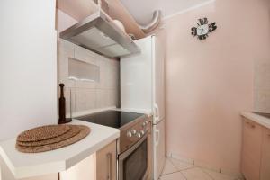 una pequeña cocina con fregadero y nevera. en Bruno Split Centre Apartment and Room, en Split