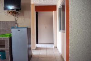 - un couloir d'une cuisine avec un réfrigérateur dans l'établissement Isabel Suites, à Zihuatanejo