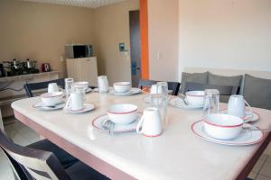 Kohvi ja tee valmistamise võimalus majutusasutuses Isabel Suites