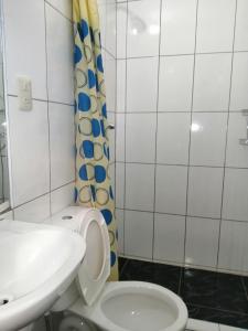 Koupelna v ubytování Sami House