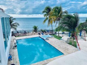 una piscina con el océano en el fondo en Ventana al Atlantico at Arecibo 681 Ocean Drive, en Arecibo