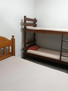 Giường trong phòng chung tại Chácara Charbella +14 ảnh