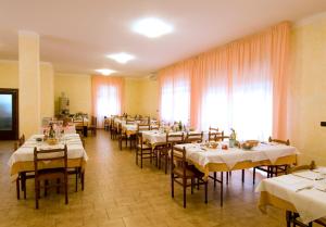 Reštaurácia alebo iné gastronomické zariadenie v ubytovaní Hotel Belvedere