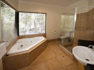 une salle de bain avec une baignoire, des toilettes et un lavabo dans l'établissement Kanga View - Margaret River, à Margaret River Town 15 autres photos