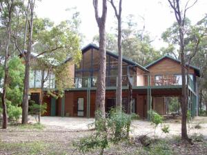 une maison au milieu de la forêt dans l'établissement Kanga View - Margaret River, à Margaret River Town