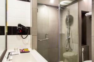 贝克西ibis Styles Bekasi Jatibening的带淋浴和水槽的浴室