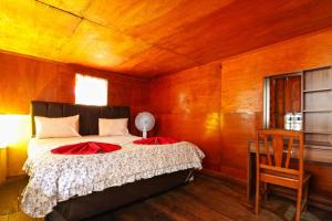 
Ein Bett oder Betten in einem Zimmer der Unterkunft Tuk Tuk Timbul Bungalows

