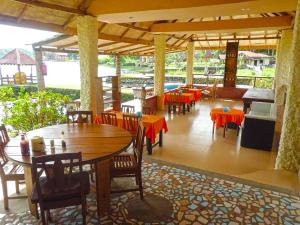 Restoran atau tempat makan lain di Tuk Tuk Timbul Bungalows