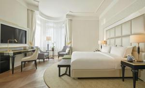 una camera d'albergo con un letto e una scrivania di Párisi Udvar Hotel Budapest, part of Hyatt a Budapest
