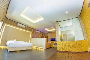 A bed or beds in a room at ลอฟท์แอทสีมา สาขา2