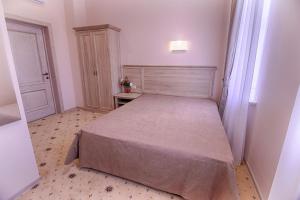a bedroom with a large bed in a room at Hotel Grand Yelets in Yelets
