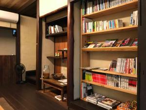 una habitación con estanterías de madera llenas de libros en Kyoto style small inn Iru en Kyoto