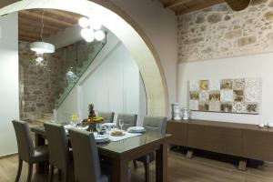 comedor con mesa y sillas en Kamartsos Villa 3, en Áyios Yeóryios