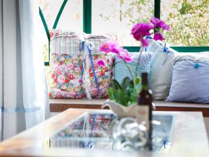 Area soggiorno di First Light Cabins