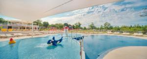 Bazén v ubytování Mobilhome Victoria Camping Lanterna nebo v jeho okolí