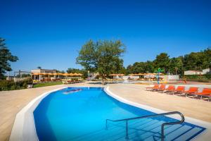 Bazén v ubytování Mobilhome Victoria Camping Lanterna nebo v jeho okolí
