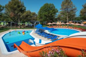 Bazén v ubytování Mobilhome Victoria Camping Lanterna nebo v jeho okolí