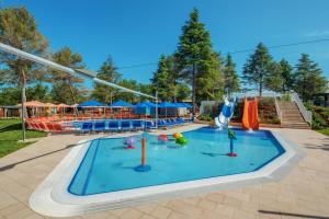 Bazén v ubytování Mobilhome Victoria Camping Lanterna nebo v jeho okolí