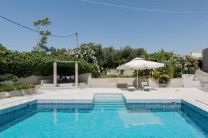 בריכת השחייה שנמצאת ב-Knossos Palace Secluded Villa או באזור