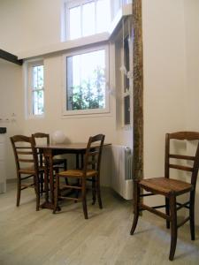 パリにあるアーバン シック モンマルトル ロフトのダイニングルーム(テーブル、椅子、窓付)