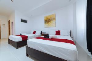 RedDoorz Plus @ San Roque Roxas City tesisinde bir odada yatak veya yataklar