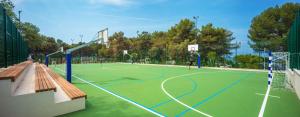 Tenis a/nebo squash v ubytování Mobilhome Victoria Camping Lanterna nebo okolí