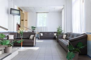 uma sala de espera com sofás e plantas em Tourist Hotel em São Petersburgo