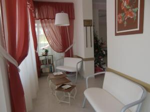 A seating area at Hotel Explorer