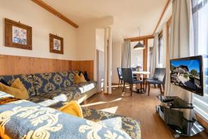 a living room with a couch and a tv at Residence Intica in San Candido