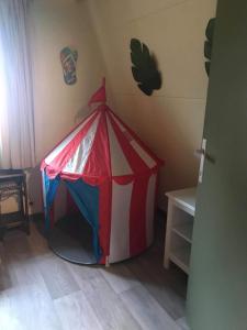 uma tenda no canto de um quarto em Loft rénové au calme à la campagne pour famille em Hastière-par-delà